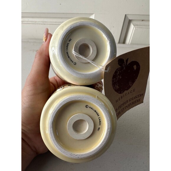 NWT Hallmark Heritage Autumn Theme Apple Star House Leaves Salt & Pepper Shakers - Picture 4 of 4